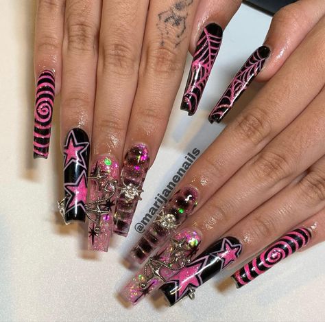 Goth Nails Grunge Black And Pink, Pink Goth Nails Grunge, Scene Acrylic Nails, Y2k Simple Nails, Nail Ideas Pink And Black, Goth Acrylics, Nails Ideas 2024, Emo Y2k Nails, Nails Black And Pink