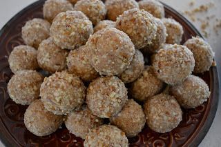 Rum Chata Balls - Me likey!!!! Rumchata Balls, Booze Desserts, Alcohol Treats, Rum Ball, Rumchata Recipes, Rum Chata, Adult Snacks, Dessert Oreo, Alcoholic Desserts