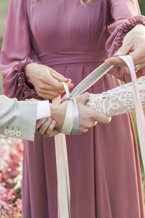 Hand Tie Wedding Ceremony, Hand Fastening Wedding, Handfasting Aesthetic, Ribbon Ceremony Wedding, Joining Of Hands Wedding, Handfasting Ceremony Aesthetic, Pagan Marriage, Handfasting Pictures, Handfasting Ceremony Cords