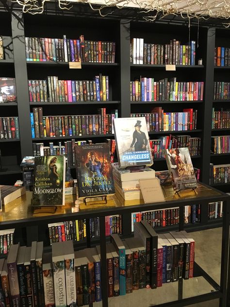 America's first all-romance bookstore, The Ripped Bodice, has opened in LA selling exclusively romance novels. #romance #romancenovels #amreading The Ripped Bodice Bookstore, Pretty Libraries, Romance Bookstore, Pretty Library, Libros Aesthetic, Novels Romance, Bookstore Ideas, Store Aesthetic, Bookstore Cafe