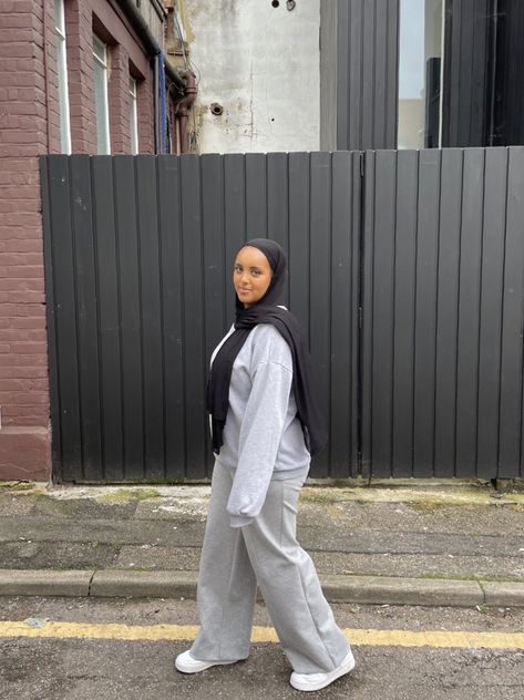 Cute Grey wide leg jogger outfit Hijabi Joggers Outfit, Wide Leg Joggers Outfit Winter, Grey Joggers Outfit Winter, Grey Joggers Outfit Women, Wide Leg Joggers Outfit, Grey Joggers Outfit, Wide Leg Sweatpants Outfit, Gray Hoodie Outfit, Gray Sweatpants Outfit