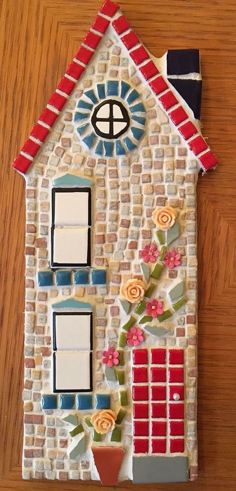 Mosaicos Mosaic Houses, Mosaic Art Diy, Mosaic Garden Art, Mosaic Madness, Mosaic Art Projects, Mosaic Tile Art, Mosaic Stained, Mosaic House, Handmade Mosaic