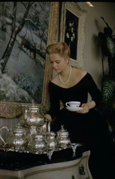 Eye For Design: Decorate And Entertain With Silver Tea Services Martha Hyer, Silver Tea Service, Preppy Wedding, Antique Tea Sets, Silver Tea Set, Wedding Mementos, Blond Amsterdam, Silver Teapot, Silver Vase