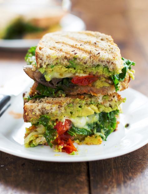 Avocado Veggie Panini - Pinch of Yum Veggie Panini, Sandwich Vegetarian, Panini Recipes, Panini Press, Kitchen Confidential, God Mat, Think Food, Idee Pasto Sano, Avocado Recipes