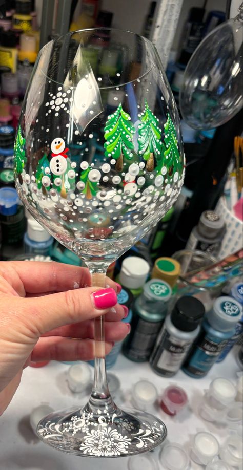 Wine Glass Snowman, Winter Wine Glasses, Christmas Wine Glasses Diy, Painted Wine Glasses Christmas, Diy Wine Glasses Painted, Thousand Oaks California, Christmas Wine Glasses, Painted Glass Bottles, Wine Glass Designs