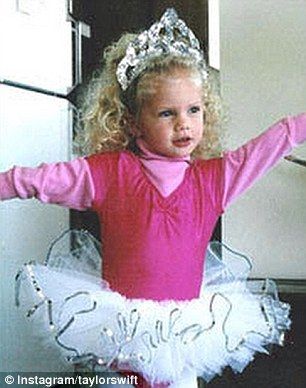 As a child Taylor Swift wears a silver-trimmed tutu, pink leotard and sparkly tiara... Taylor Swift Childhood, Young Taylor Swift, Taylor Swift Fotos, Baby Taylor, Photos Of Taylor Swift, Childhood Pictures, Estilo Taylor Swift, Taylor Swift Cute, Swift Photo