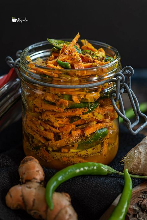 Fresh Turmeric Recipes, Pickled Garlic Recipes, Turmeric Pickle Recipe, Athangudi Tiles, Indian Pickle Recipe, Indian Pickles, Achar Recipe, Lime Pickles, Indian Rice Recipes