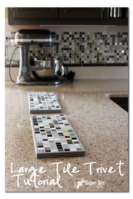 here's how to make a large tile trivet - perfect for setting hot pots on during a buffet, etc Leftover Tile, Trivets Diy, Diy Kitchen Projects, Tile Trivet, Tile Crafts, Styling A Buffet, Large Tile, Diy Tile, Tile Projects