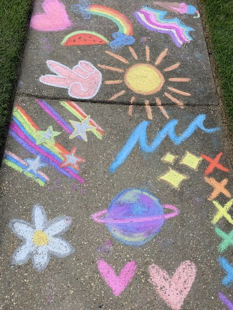 Different designs and cute stylish things Cute Chalk Doodles, Cute Chalk Ideas Easy, Easy Things To Draw With Chalk, Cute Chalk Ideas, Cute Chalk Art, Simple Chalk Art, Chalk Drawings Sidewalk, Cute Chalk Drawings, Things To Draw With Chalk