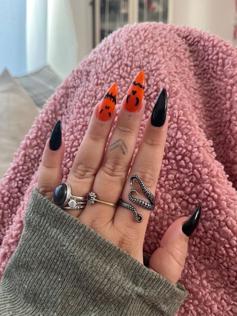 Simple Halloween Nails Short Pumpkin, Short Stiletto Halloween Nails, Halloween Stilleto Nail Designs, Halloween Nails Stilleto Shape, Black And Orange Nails Acrylic, Halloween Nails Orange And Black, Jackolantern Nails, Halloween Nails Black And Orange, Orange And Black Halloween Nails