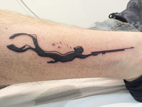 #tattoo #ink #syawlatattoo #buceador #sea Spear Fishing Tattoo, Spearfishing Tattoo, Diver Tattoo Ideas, Scuba Diver Tattoo, Location Tattoo, Scuba Tattoo, Diver Tattoo, Hunter Tattoo, Hunting Tattoos