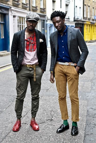 style like only londoners can do Street Etiquette, Most Stylish Men, Dapper Dudes, Gq Style, Black Leather Loafers, Sharp Dressed Man, Men Street, Young Men, Khaki Chinos