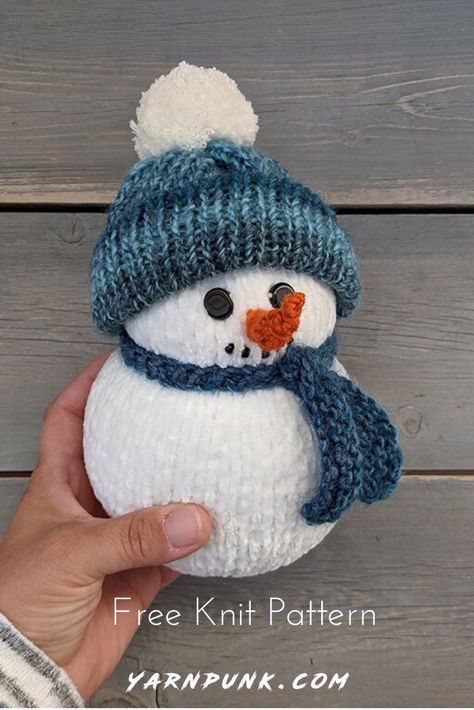 DIY your own holiday snowman home decor. Great Christmas knitting project for the holidays. Easy Knitted snowman that can be made using Bernat Velvet yarn. Use your loom knit machine or translate the pattern to knit it by hand by a simple change of the pattern. Super quick and easy pattern with FREE printable tags available on the blog. Free Pattern and FREE printables. Knit Snowman, Knitted Snowman, Christmas Knitting Projects, Bernat Velvet, Round Loom Knitting, Loom Knitting Tutorial, Addi Knitting Machine, Christmas Knitting Patterns Free, Loom Knitting Stitches