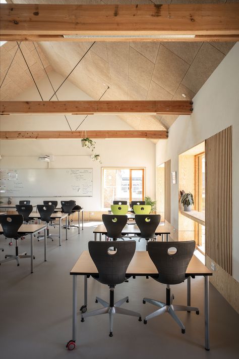 Classroom Lights Ceilings, High Ceiling Classroom, Modern Brick Interior, Acoustics Design, Perfect Classroom, Henning Larsen, Brick Interior, Base Building, Office Fit Out