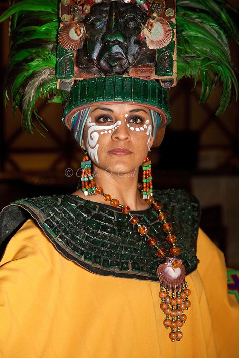 Woman in Traditional Pre-Hispanic Mayan Costume, Playa del Carmen, Riviera Maya, Yucatan, Mexico. Inca Clothing, Mayan Costume, Mayan Dress, Aztec Costume, Mayan People, Maya Civilization, Aztec Culture, Mayan Culture, Yucatan Mexico