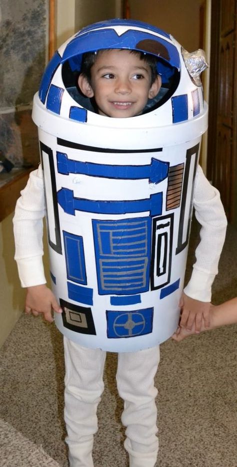 Homemade R2D2 costume made out of a garbage ca. R2d2 Disneybound, R2d2 Costume, Costume Dinosaure, Costumes Faciles, Disfraz Star Wars, Robot Costumes, Clever Kids, Star Wars Halloween, Star Wars R2d2