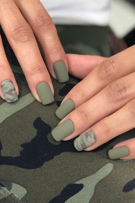 Classy Memorial Day Nails - the gray details Khaki Nails Acrylic, Military Nail Designs, Army Green Nails With Design, Army Nails Design, Greige Nails, Hunting Nails, Military Nails, Camo Nail Art, Camo Nail Designs