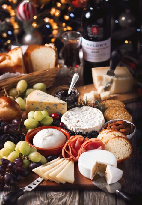 Cheese Board Photography Food Styling, Christmas Cheese Board, Cheese Christmas, Christmas Cheese Boards, Christmas Cheese, Smoked Cheese, Wine Photography, Snack Board, Cheese Tasting