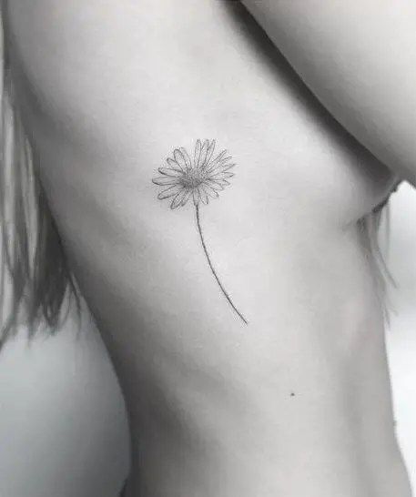 Small Daisy Tattoo, Small Rib Tattoos, Daisy Tattoo, Small Flower Tattoos, Simple Tattoo Designs, Sunflower Tattoos, Side Tattoos, Tattoo Feminina, Rib Tattoo