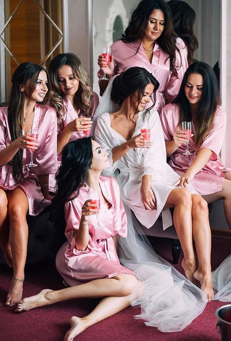 Bride And Bridesmaid Pictures, Bridesmaid Poses, Bridesmaid Pictures, Bridesmaid Photoshoot, Funny Wedding Photos, Wedding Picture Poses, Bridesmaids Photos, Beautiful Wedding Photos, Bride Getting Ready