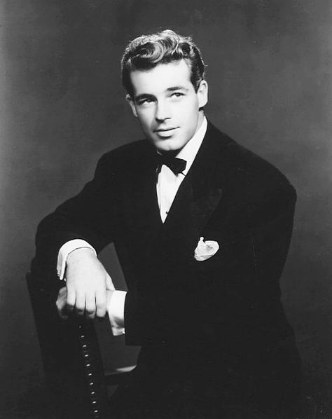 Guy Madison 1947 Klasik Hollywood, Guy Madison, 1950s Hollywood, Hollywood Men, Hollywood Legends, Hollywood Actor, Classic Films, Good Looking Men, Hollywood Stars