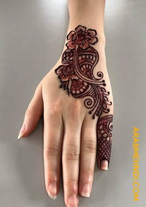 Modern Mehndi Design, Downturned Eyes, Modern Mehndi, Eid Mehndi, Mehendi Art, Pretty Henna, Finger Henna Designs, Circle Mehndi, Tato Henna