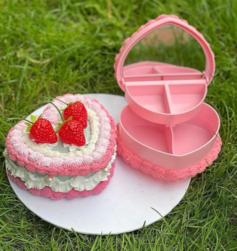 Fake Heart Cake, Fake Food Art, Decoden Cake, Fake Cake Ideas, Cake Jewelry Box, Cake Jewelry, Fake Cakes, Heart Shaped Cakes, Fake Cake