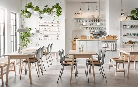 A modern beige, black and white café with white birch NORRÅKER tables and SVENBERTIL chairs in black and chrome. Chaise Restaurant, Ikea Inspiration, White Cafe, Coffee Shop Interior Design, Design Café, Bistro Furniture, Cafe Shop Design, Cafe Furniture, Coffee Shops Interior