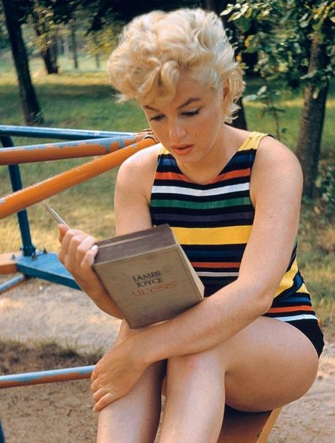 Marilyn is almost finished. That's better than I ever did. Reading A Book, Marilyn Monroe, A Book, A Woman, Bench, Reading