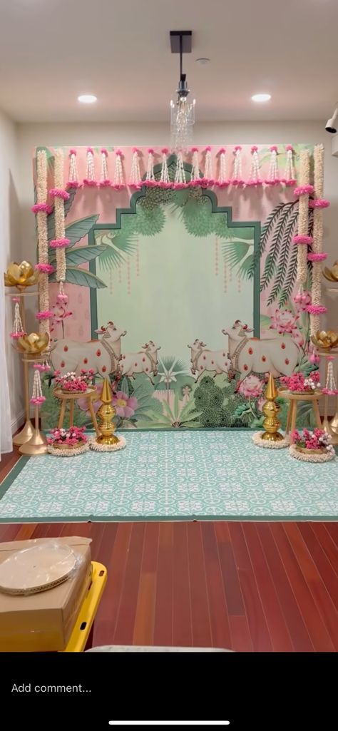 Vinayaka Chavithi Background Decoration, Indian Festival Backdrop Ideas, Ganpati Stage Decoration Ideas, Indian Festival Decor, Kankupagla Tray Decoration, Traditional Ganpati Decoration, Panchmasi Decorations Idea, Indian Decor Aesthetic, Gauri Pooja Decoration