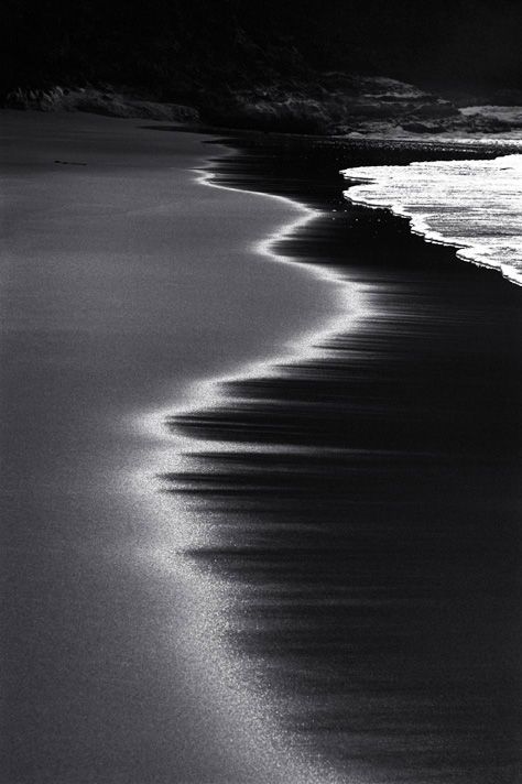 Photography Ideas Black And White, Black And White Beach, Beach At Night, Black And White Photograph, Foto Art, Black And White Aesthetic, Black N White Images, White Picture, Black White Photos