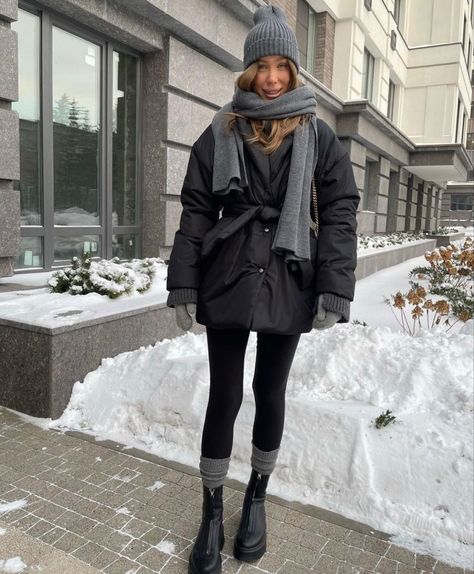 Theme Park Outfits Cold Weather, Winter 2024 2025 Outfits, Black Snow Boots Outfit, Gray Long Coat Outfit, Grocery Run Outfit, Winter Snow Outfits Women, Parka Street Style, Winter Wedding Guest Outfit, Snow Boots Outfit