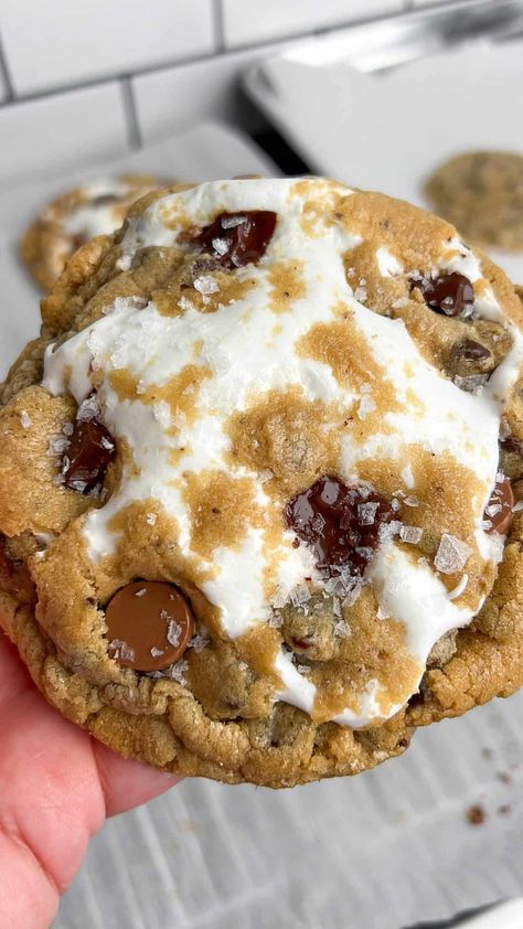 S'mores Stuffed Chocolate Chip Cookies Homemade Smores Cookies, Smore Cookies, Smores Dessert Recipes, Homemade Smores, Cookout Desserts, Stuffed Chocolate Chip Cookies, Smores Dessert, Chocolate Chips Cookies, Stuffed Cookies