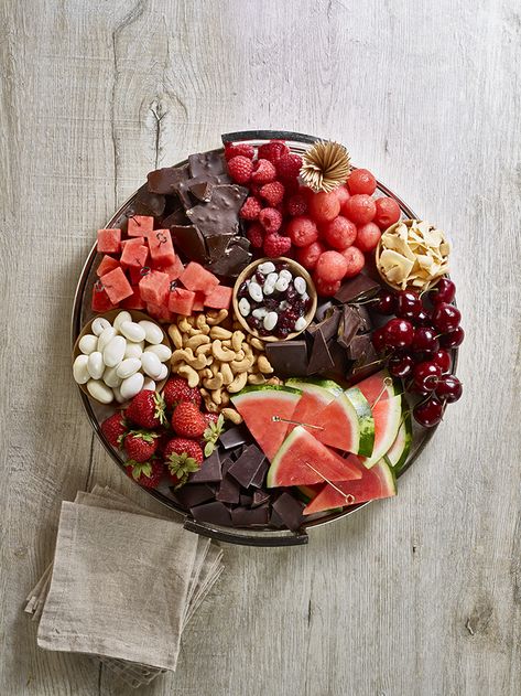 Watermelon and Chocolate Dessert Board | Watermelon Board Chocolate Dessert Board, Watermelon Appetizer, Watermelon Dessert, Dessert Board, Dessert Platter, Snack Board, Party Food Platters, Charcuterie And Cheese Board, Charcuterie Recipes