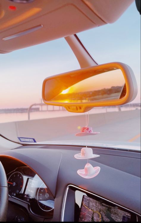 Car Decorations Interior Preppy, Car Decor Preppy, Car Accessories Preppy, Preppy Car Aesthetic, Car Athstetic, Preppy Car Stuff, Preppy Car Decor, Car Astethic, First Car Aesthetic