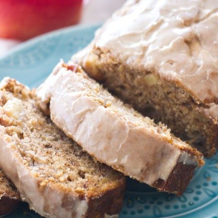 Apple Pie Banana Bread - A Latte Food Hummingbird Bread Recipe, Apple Banana Bread, Fall Desserts Apple, Sweet Banana Bread, Hummingbird Cake Recipes, Quick Bread Recipes Easy, Banana Bread Loaf, Banana Bread Recipe Moist, Homemade Banana Bread