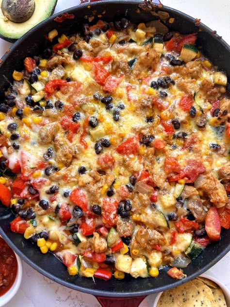 Easy Tex-Mex Chicken Skillet Chicken Tex Mex Recipes, Tex Mex Chicken Skillet, No Carb Dinner, Rachel Mansfield, Texmex Recipes, Tex Mex Casserole, Skillet Food, Chips And Guacamole, Macros Recipes