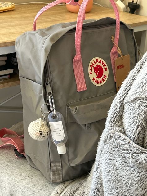 Grey Kanken Aesthetic, Kanken Backpack Aesthetic, Kanken Aesthetic, Kanken Bag, Mochila Fjallraven Kanken, Uni Bag, Pop Bag, Aesthetic Backpack, Inside My Bag