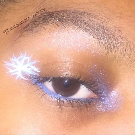 #makeup #eyeliner #makeuptips #graphicliner #snowflakes #christmas #christmasmakeup Snowflake Eyeliner, Frosty Makeup Look 90s, Snowflake Makeup Simple, Snowflakes Makeup, Snowflake Graphic Liner, Snowflake Eye Makeup, Makeup Snowflake, Snowflake Makeup, Christmas Makeup Snowflake