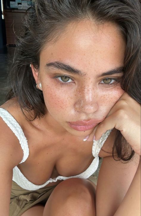 Christina Nadin, Olive Skin, Pretty Makeup, Looks Vintage, Beauty Secrets, Makeup Inspo, Pretty Face, Skin Makeup, Makeup Routine