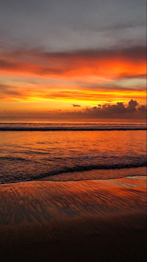 #bali #skyline #sunset #ocean #orange #travel #view Bali Vibes Aesthetic, Skyline Sunset, Bali Sunset, Sunset Ocean, Orange Sunset, Bali Travel, Beautiful Places To Visit, Dream Big, Beautiful Places