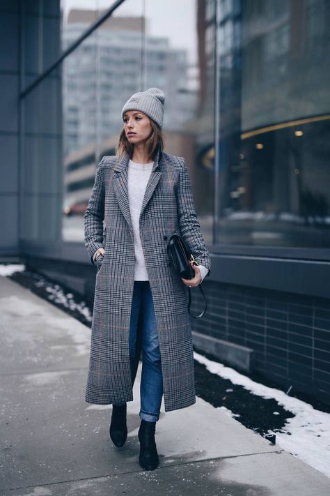 Plaid Coat Outfit, Long Plaid Coat, Fall Fashion Coats, Toronto Fashion, Coat Outfit, Plaid Coat, Winter Outfits For Work, Coat Outfits, Casual Work Outfits