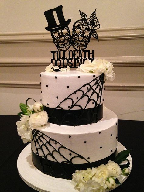 day of the dead wedding cake Spider Web Wedding Cake, Small Halloween Wedding Cake, Halloween Wedding Cakes Simple, Elegant Halloween Wedding Cake, Halloween Themed Wedding Cakes, Gothic Wedding Cake Ideas, Day Of The Dead Wedding Theme, Goth Wedding Cake, Skull Cakes