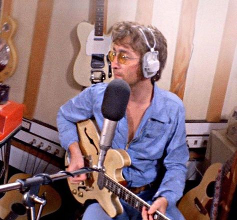 John Lennon Guitar, Gloria Dehaven, Beatles John Lennon, Beatles Guitar, John Lennon Yoko Ono, John Lennon And Yoko, Beatles Photos, Imagine John Lennon, Beatles Pictures