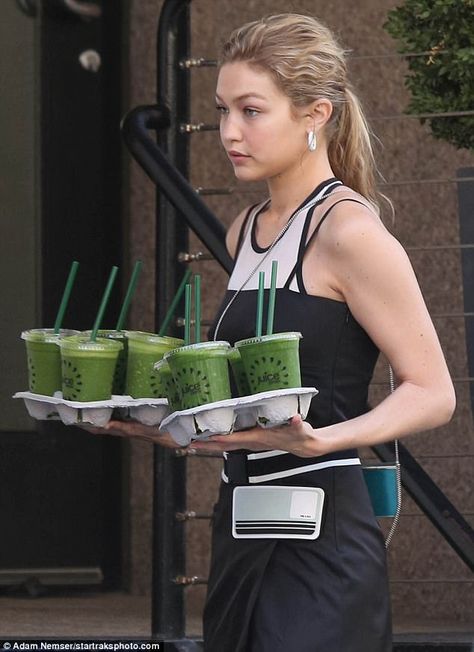 Double-hander: Gigi Hadid expertly balanced two cardboard trays loaded with plastic lidded cups of green juice while on some outdoor steps in New York City on Sunday Green Smoothie Girl, Estilo Kylie Jenner, Vogue Beauty, Green Smoothies, Healthy Girl, Healthy Lifestyle Inspiration, Green Juice, Green Smoothie, Gigi Hadid