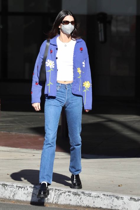 Kendall Jenner Comfortable blue floral woolen sweater Los Angeles Winter Outfits, Floral Cardigan Outfit, Kendall Jenner Outfits Street Styles, Kendall Jenner Casual Outfits, Kandal Jenner, Kendall Jenner Casual, Kendall Outfits, Kendall Jenner Outfits Casual, Sweater Street Style