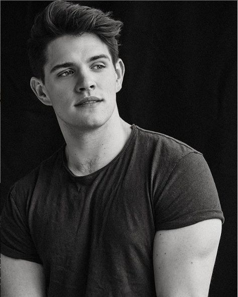 Casey Cott by ig @nathanjohnsonny Riverdale Kevin, Casey Cott, Hispanic Actresses, Natural Hair Care Products, 90s Actors, Leonor Greyl, Kj Apa, Best Natural Hair Products, Natural Hair Products