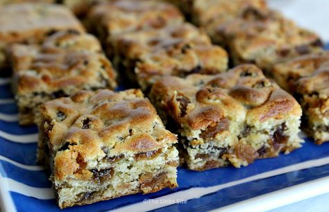 Sultana Slice, Apricot Loaf, Easy Scone, Sweet Slices, Apricot Bars, Healthy Biscuits, Easy Slice, Blondie Recipe, Easy Cakes