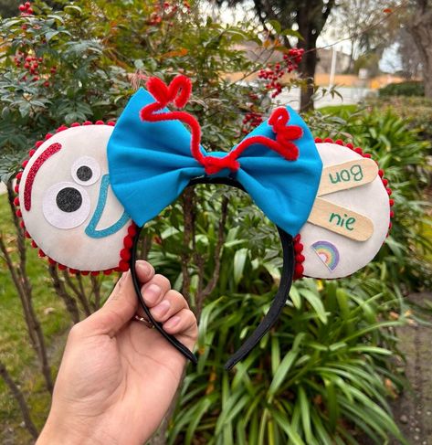 Forky (Toy Story 4) themed ears Each pair of ears is handmade, I ensure that each pair is well-made for you to wear at the parks all day long. They are light and comfortable enough to wear, you can adjust them to your hairstyle if needed. They are not waterproof, avoid any water splashes on them, glitter cardboard might lose its color, or pieces can start to fall off. Make sure to put in bags carefully, either in your bag or while on rides, I recommend attaching the headband to your leg. This way you avoid damage when you get on and off the rides. Disney Ears Hairstyle, Cute Disney Ears, Stitch Mickey Ears, Toy Story Mickey Ears, Disney Trip Outfits, Diy Disney Ears, Disney Ears Headband, Disneyland Ears, Diy Mickey Ears