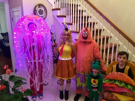 SpongeBob Squarepants Family DIY Halloween Costume Spongebob Duo Costume, Squidward Costume Diy, Spongebob Costumes Diy, Spongebob Character Costumes Diy, Diy Spongebob Characters Costume, Spongebob Family Costume, Spongebob Costume Party, Spongebob Characters Costume, Spongebob Costume Women